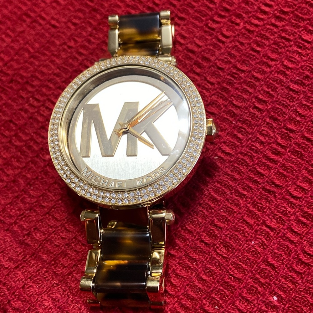 ❤️MICHAEL KORS GOLD TONED ❤️WITH TORTOISE SHELL BAND AND RHINESTONES❤️